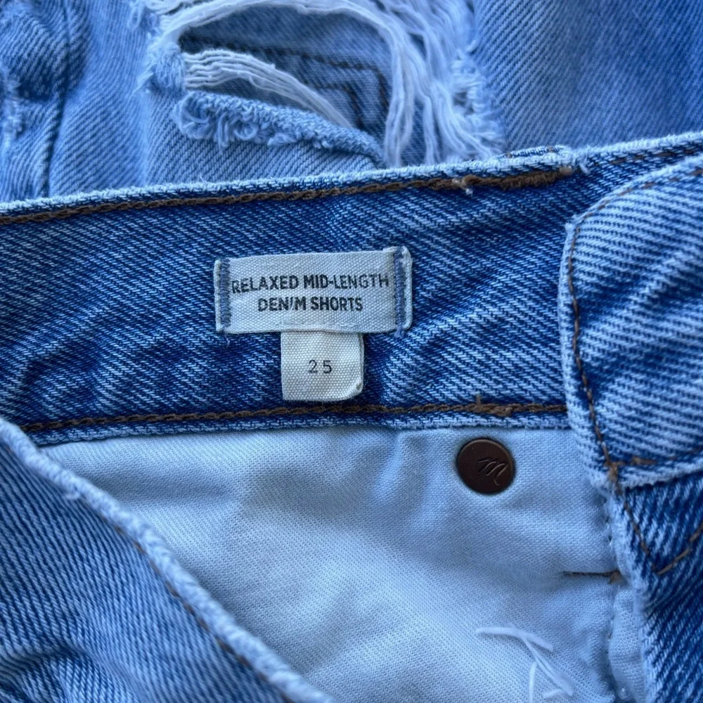 • Madewell Relaxed Mid-Length Distressed Denim Shorts Size 25 - Picture 5 of 9